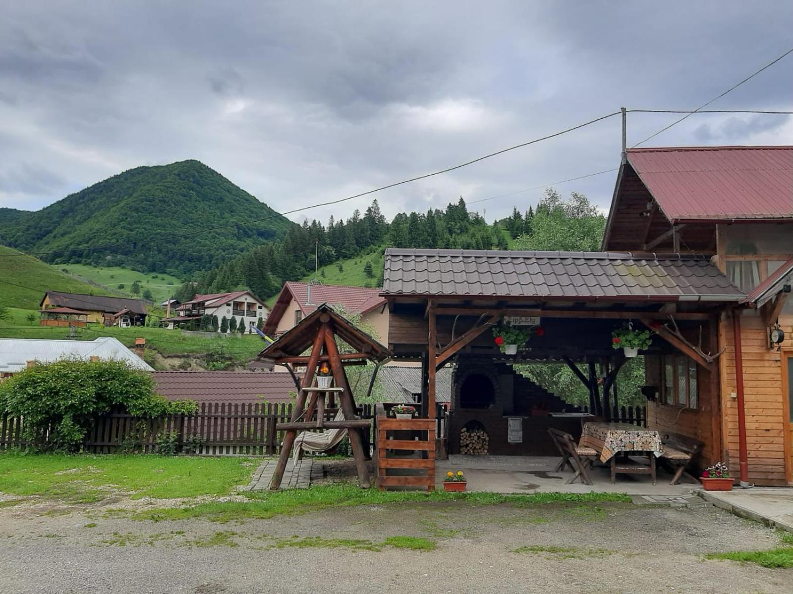 Lip Si Ely Hotel Dimbovicioara Luaran gambar
