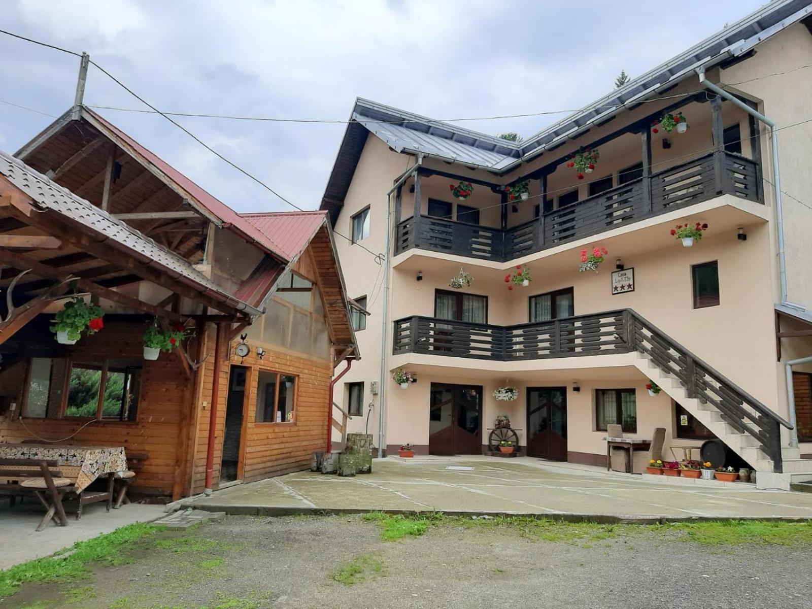 Lip Si Ely Hotel Dimbovicioara Luaran gambar